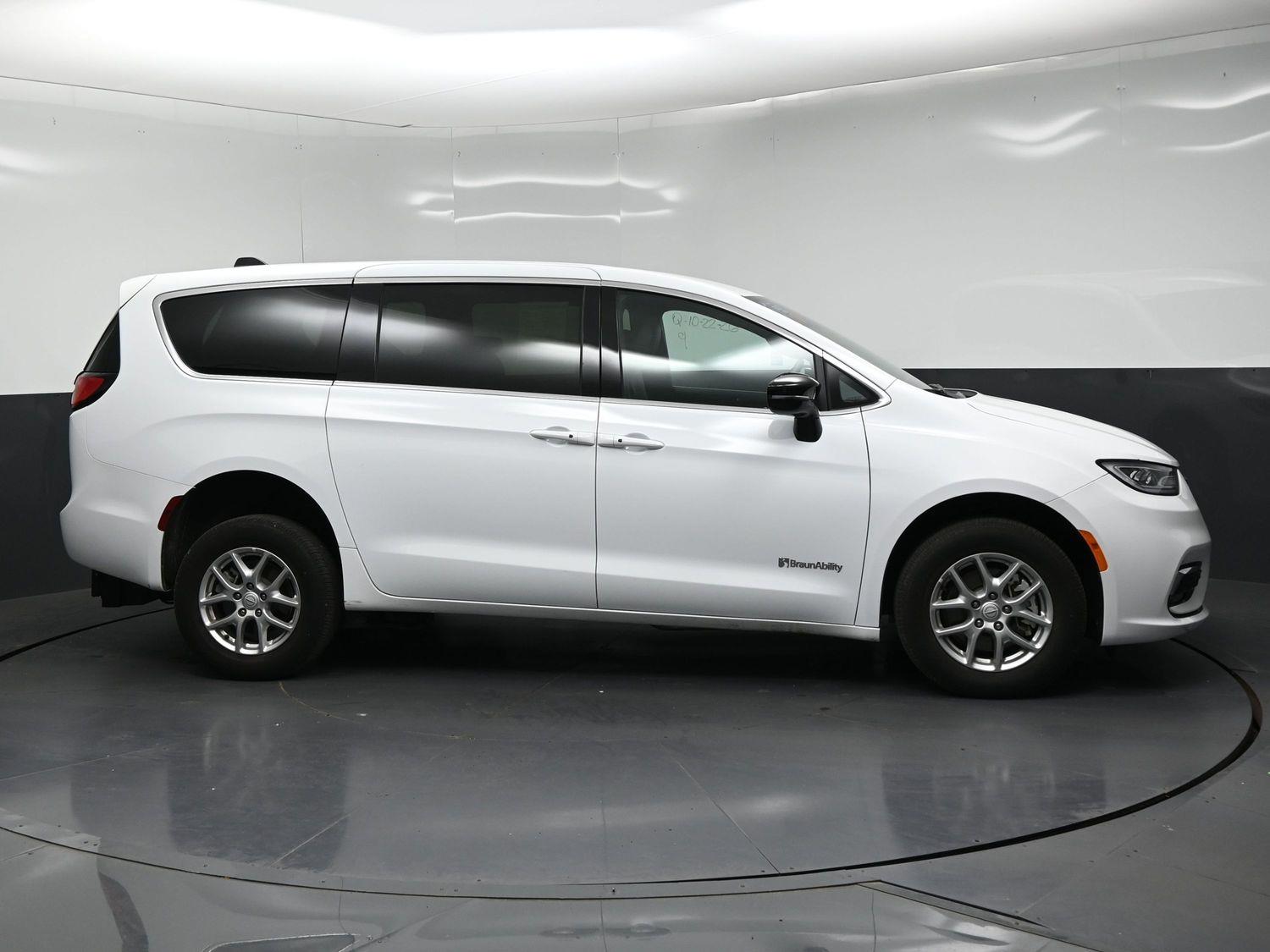 Pre-Owned 2026 Chrysler Pacifica Select - 27l