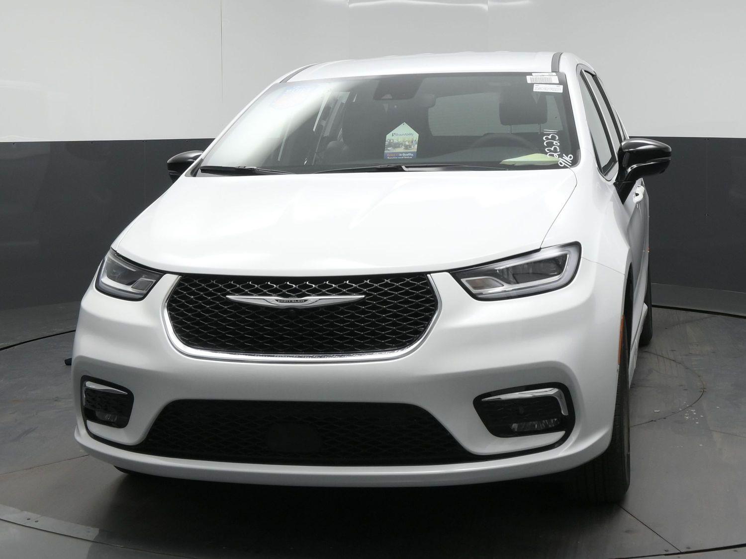 New 2026 Chrysler Pacifica Select