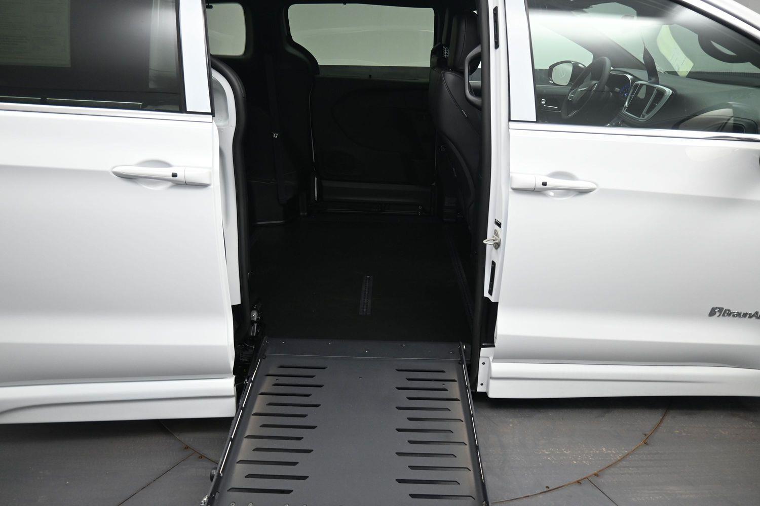 New 2026 Chrysler Pacifica Select