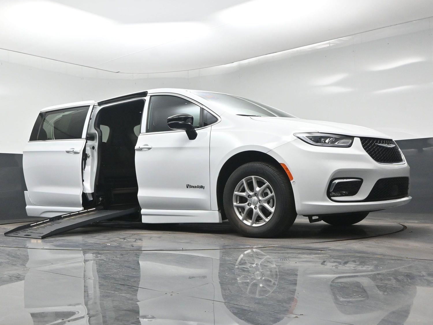 New 2026 Chrysler Pacifica Select