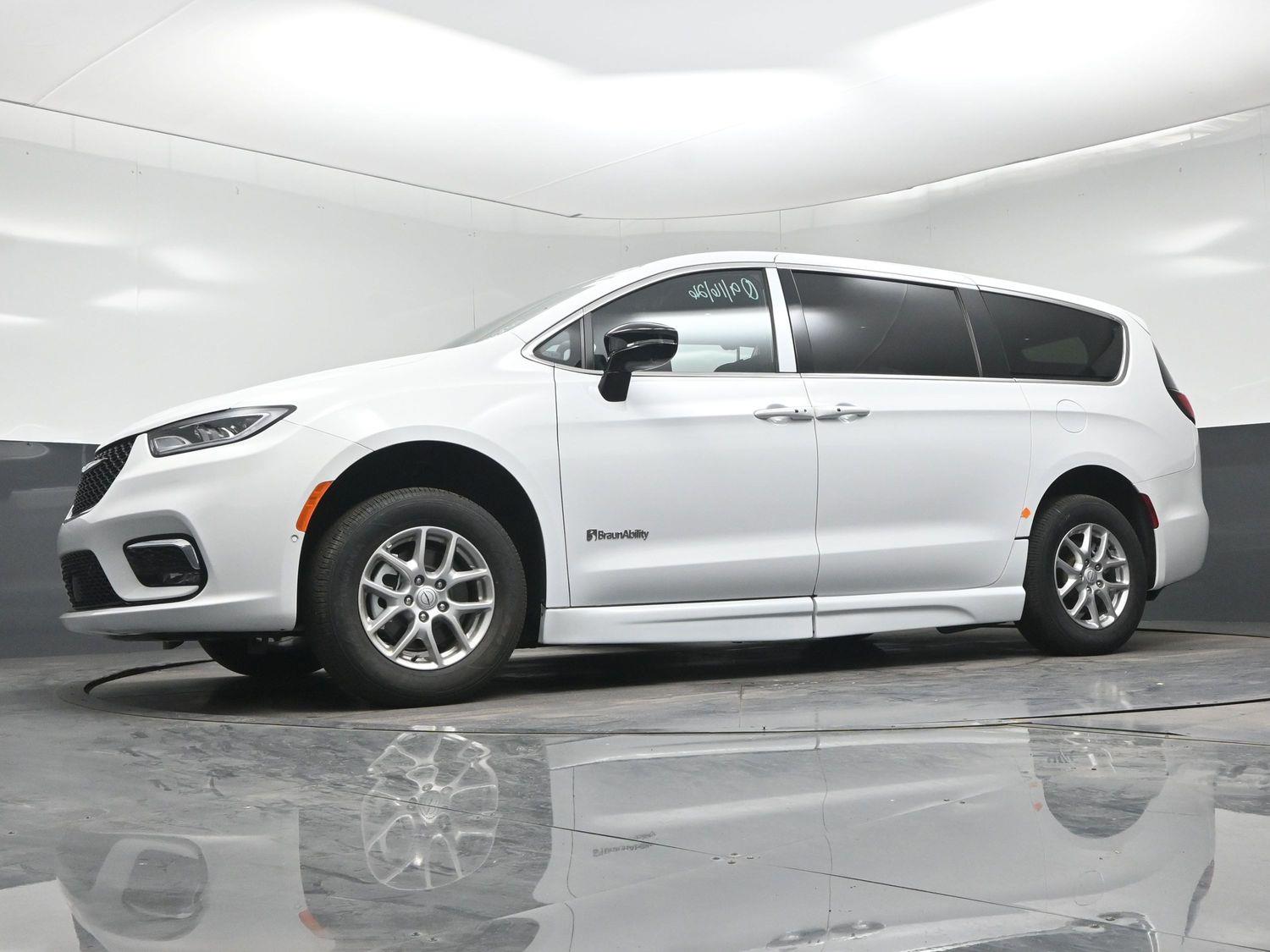 New 2026 Chrysler Pacifica Select