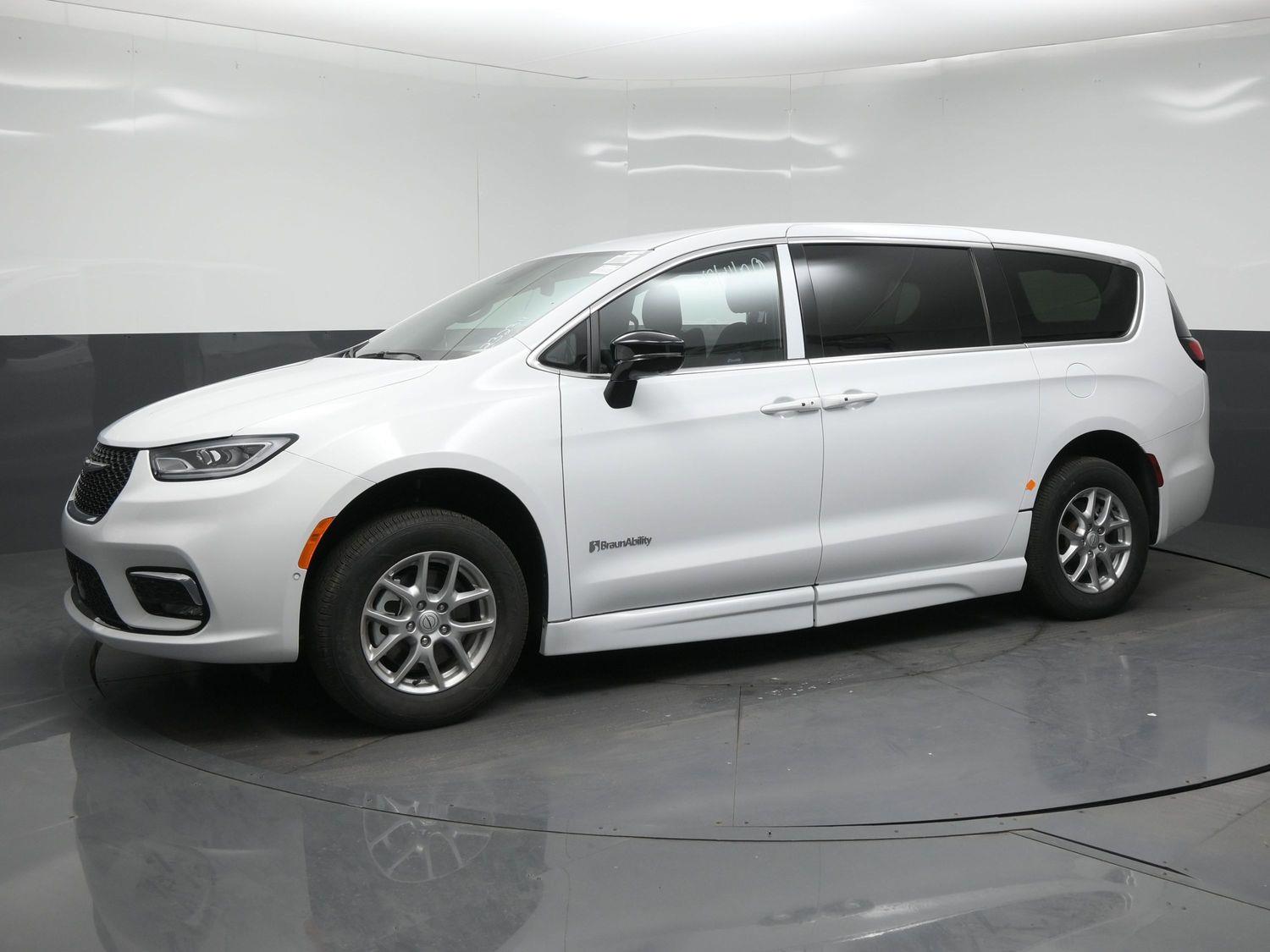 New 2026 Chrysler Pacifica Select