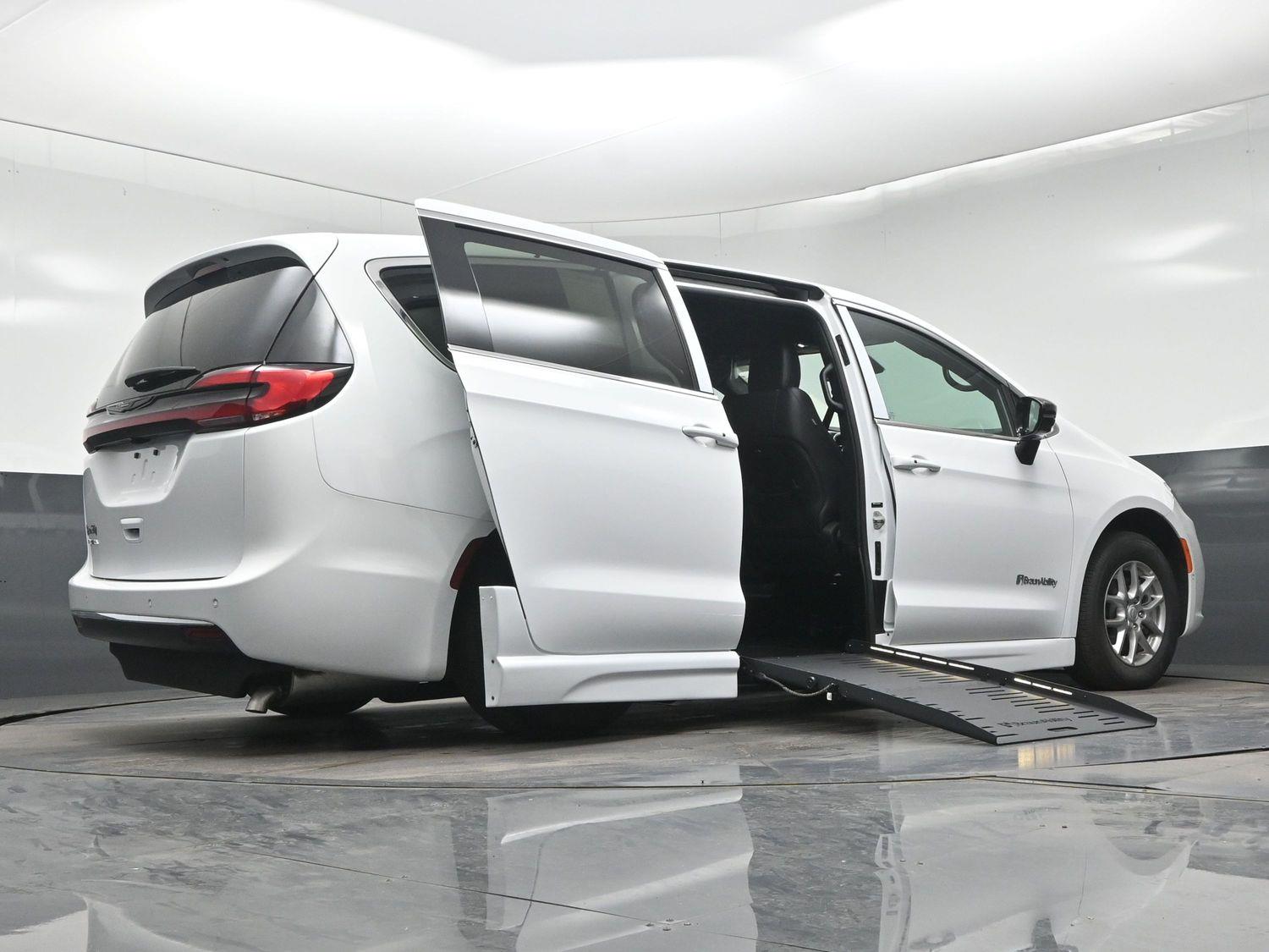 New 2026 Chrysler Pacifica Select