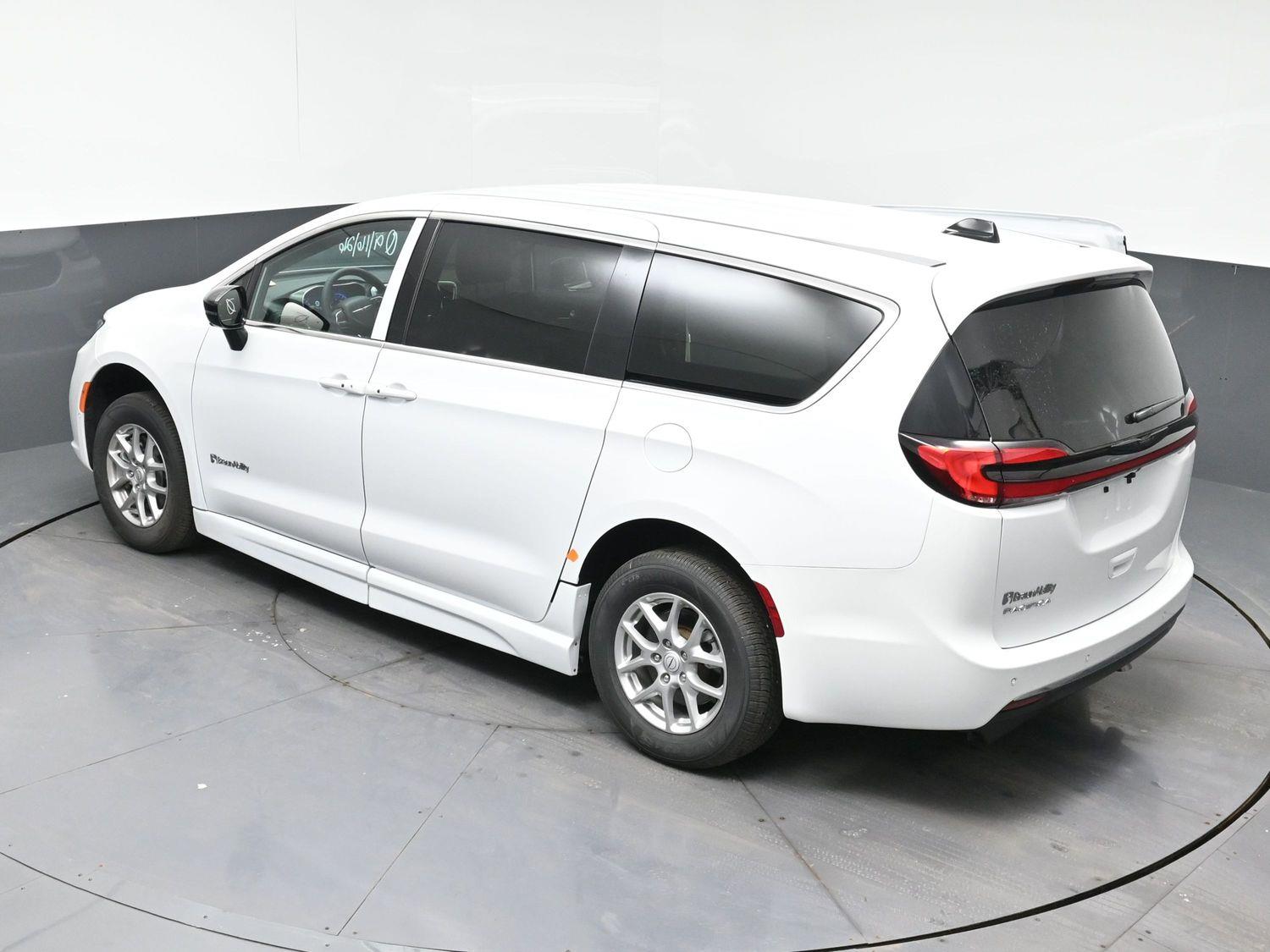 New 2026 Chrysler Pacifica Select