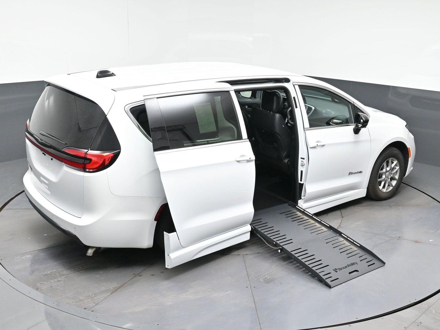 New 2026 Chrysler Pacifica Select