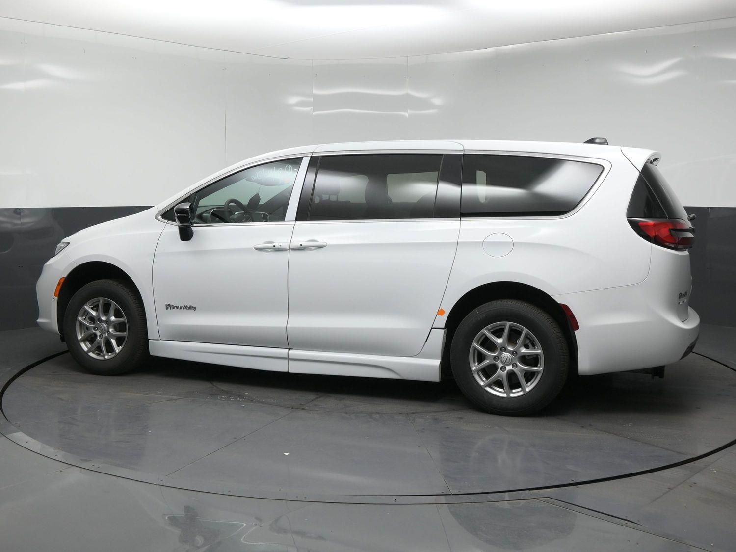 New 2026 Chrysler Pacifica Select