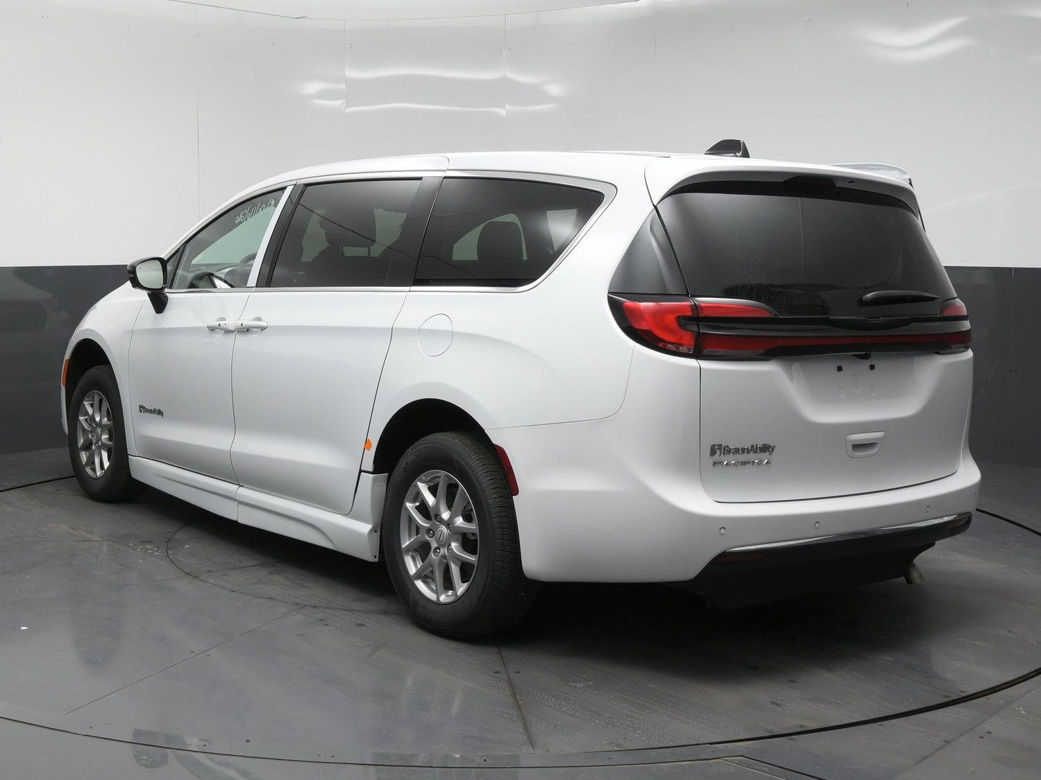 New 2026 Chrysler Pacifica Select