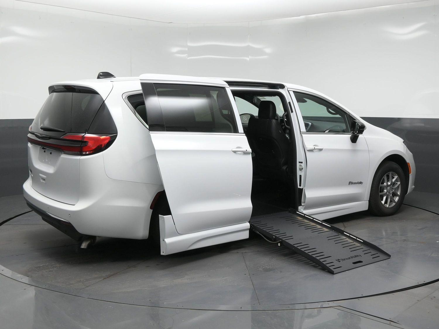 New 2026 Chrysler Pacifica Select