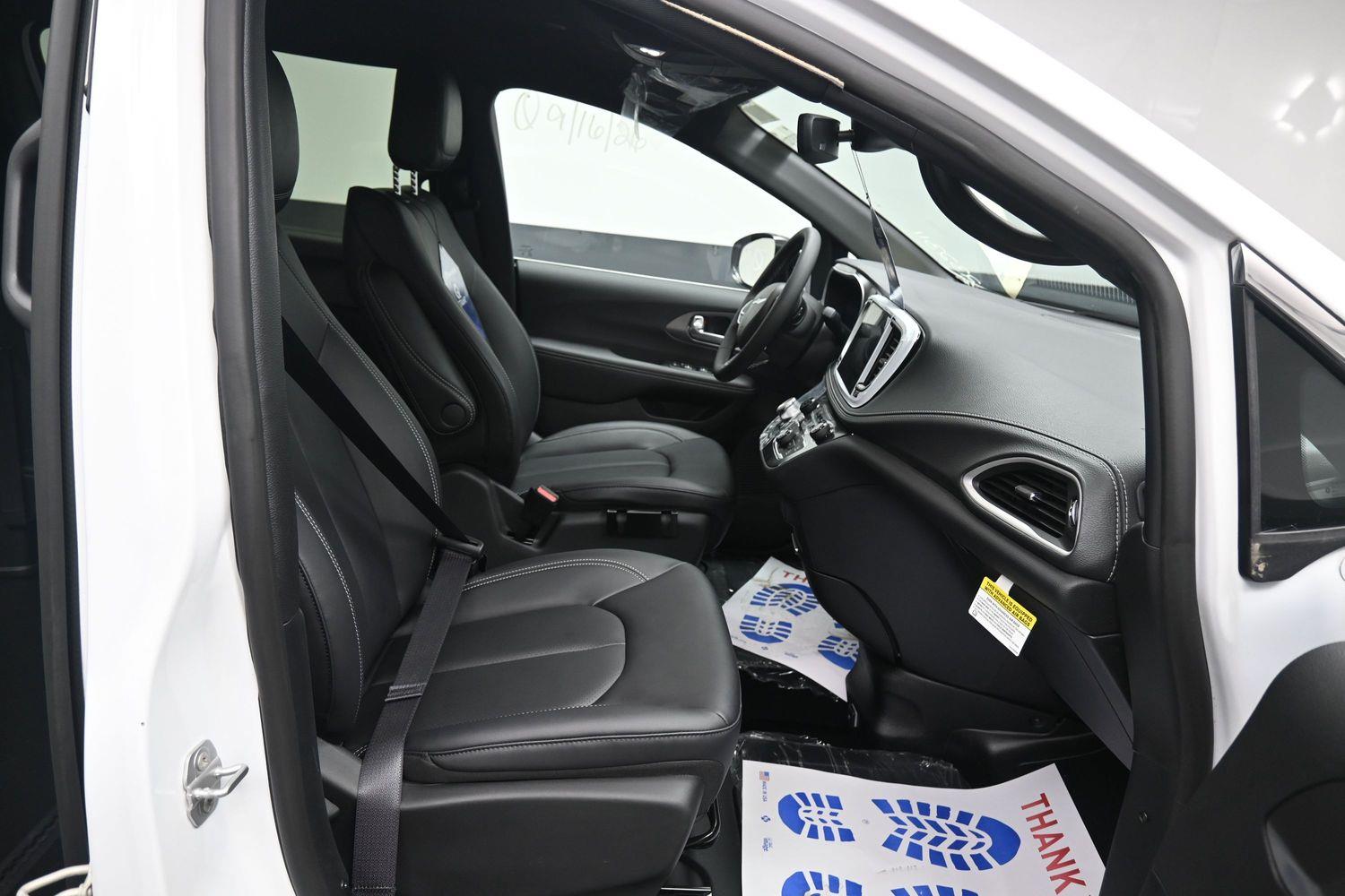 New 2026 Chrysler Pacifica Select