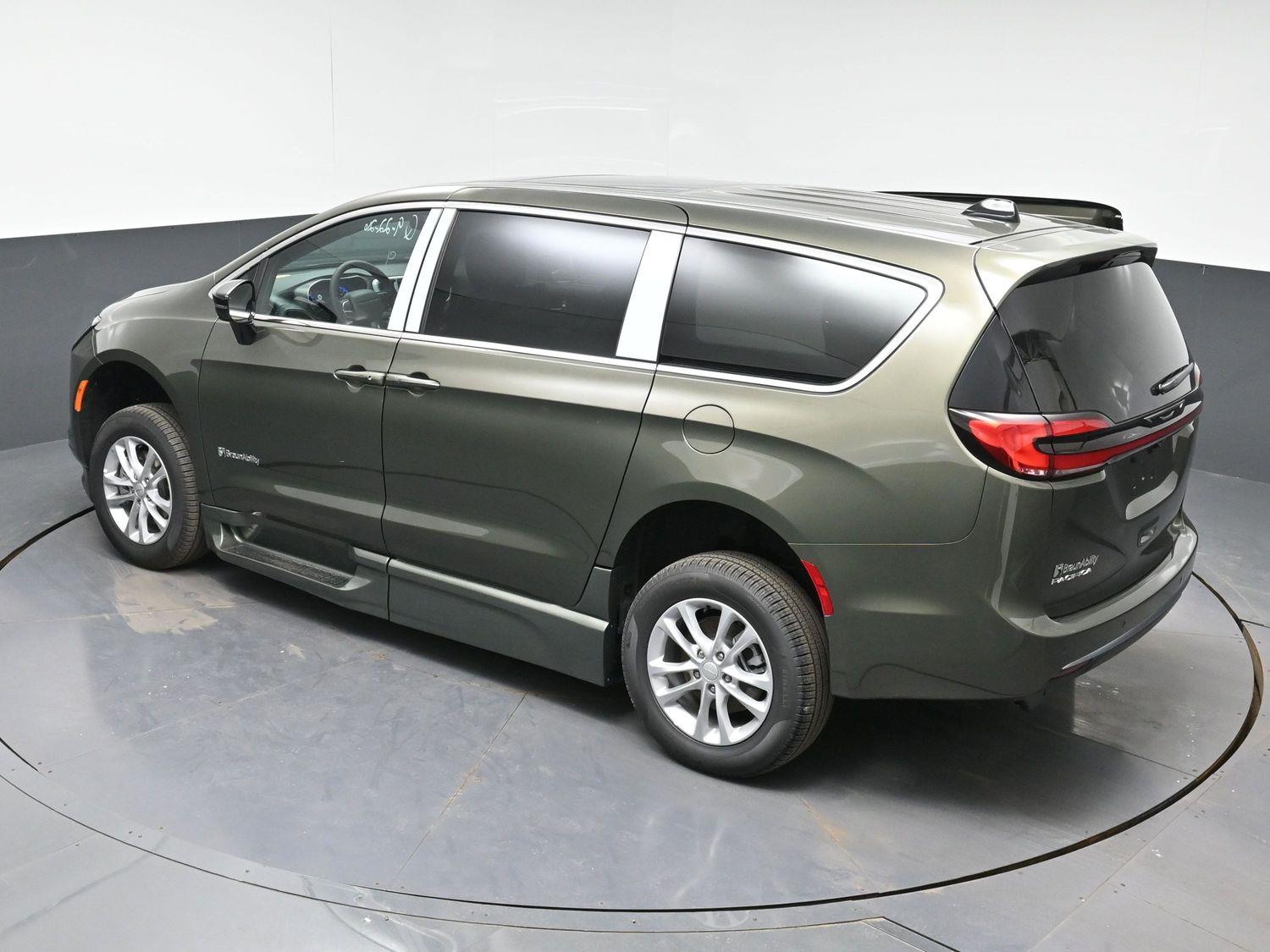 New 2027 Chrysler Pacifica Select