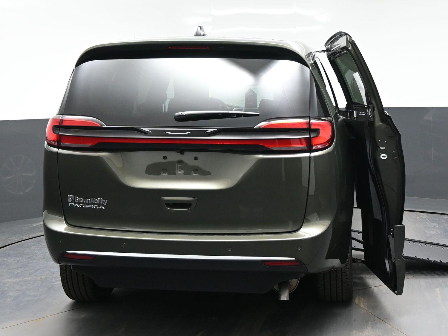 New 2027 Chrysler Pacifica Select