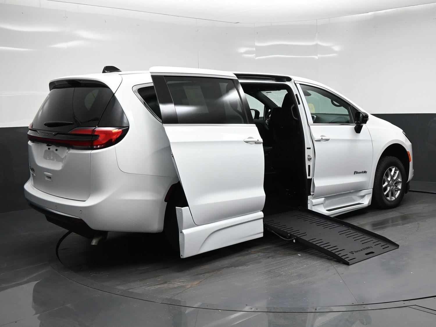 New 2027 Chrysler Pacifica Select