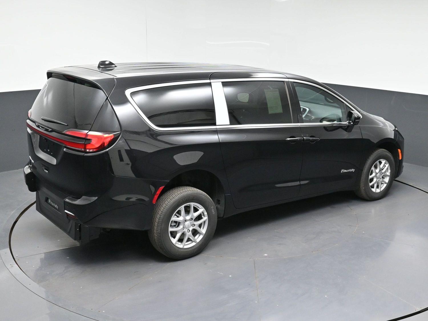 New 2027 Chrysler Pacifica Select