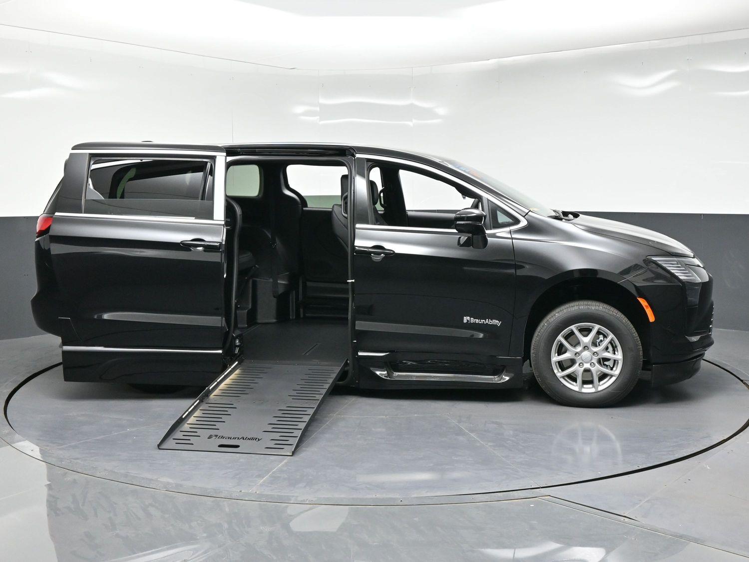New 2027 Chrysler Pacifica Select