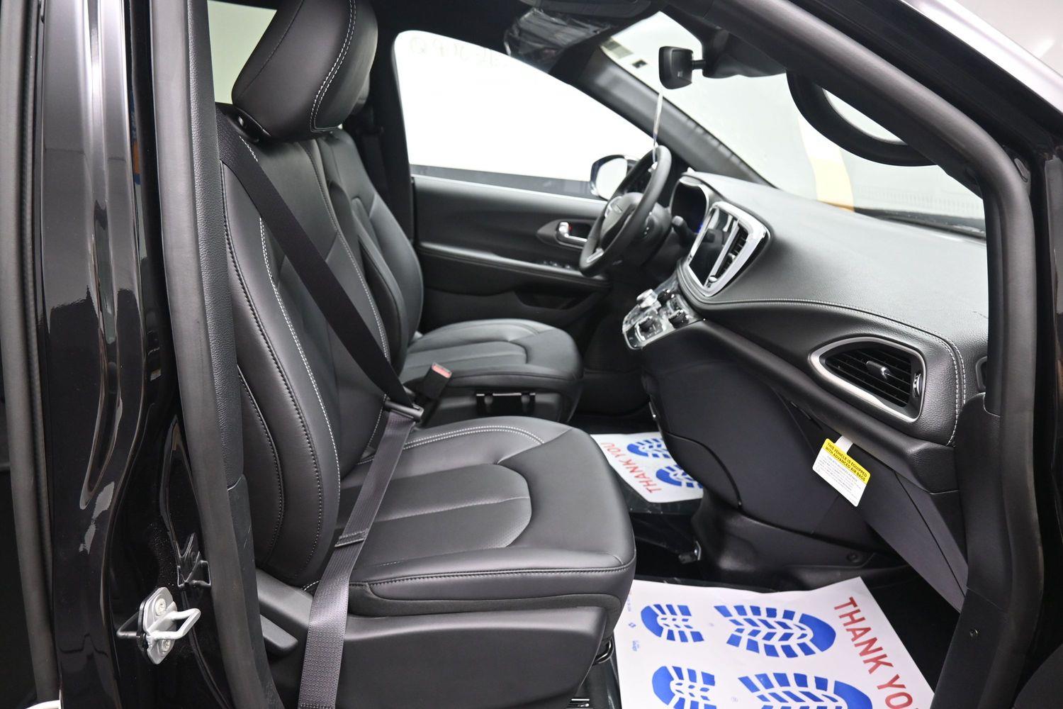 New 2027 Chrysler Pacifica Select