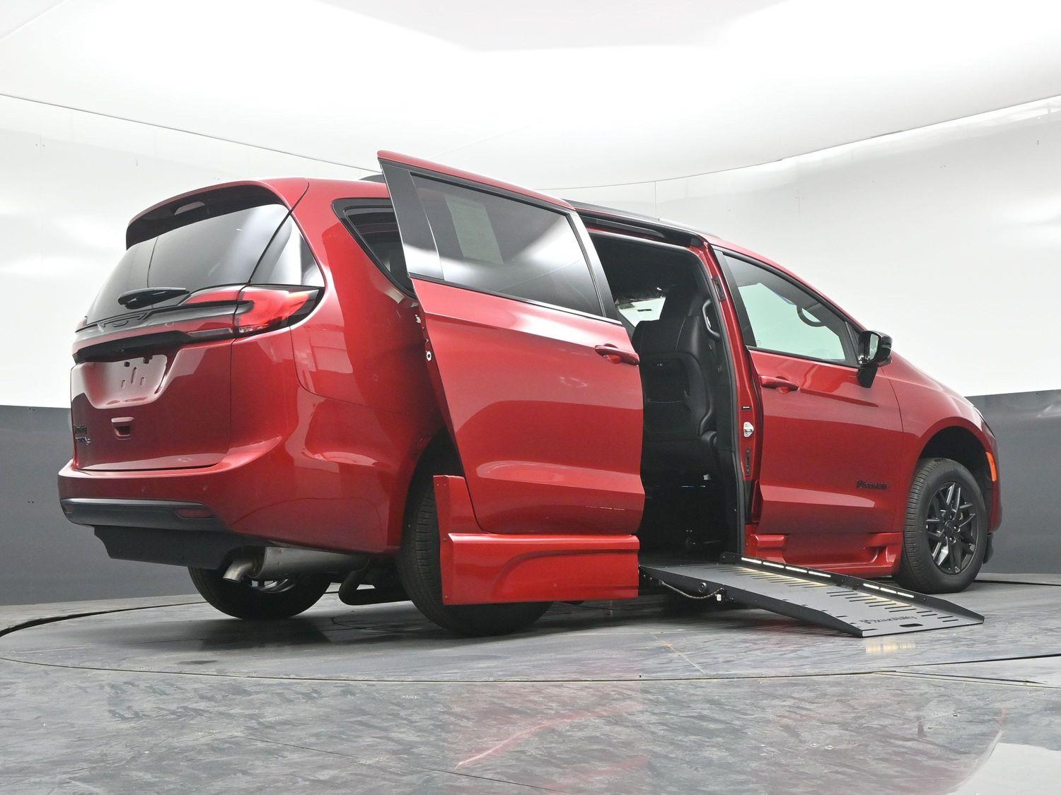 New 2027 Chrysler Pacifica Select