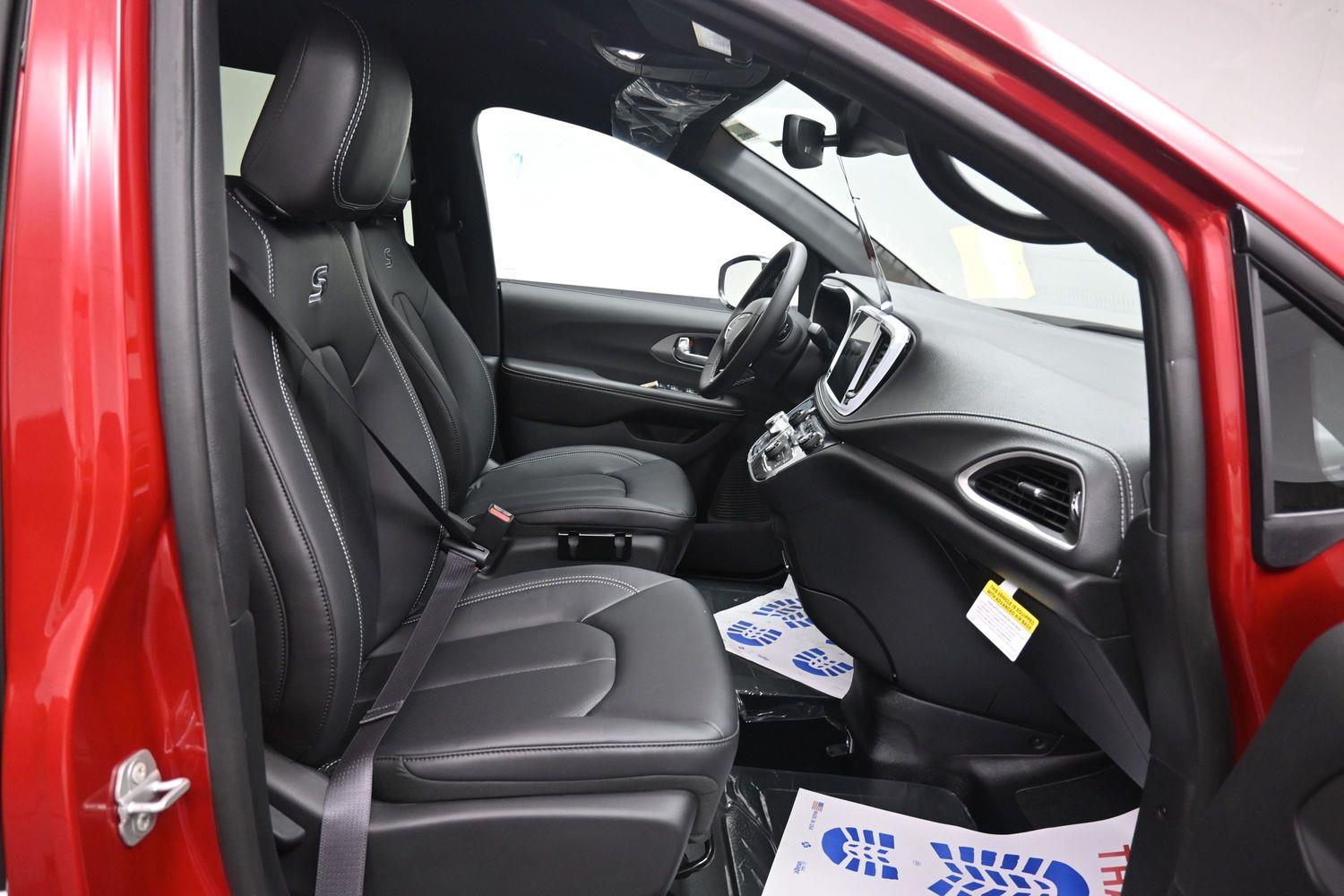 New 2027 Chrysler Pacifica Select
