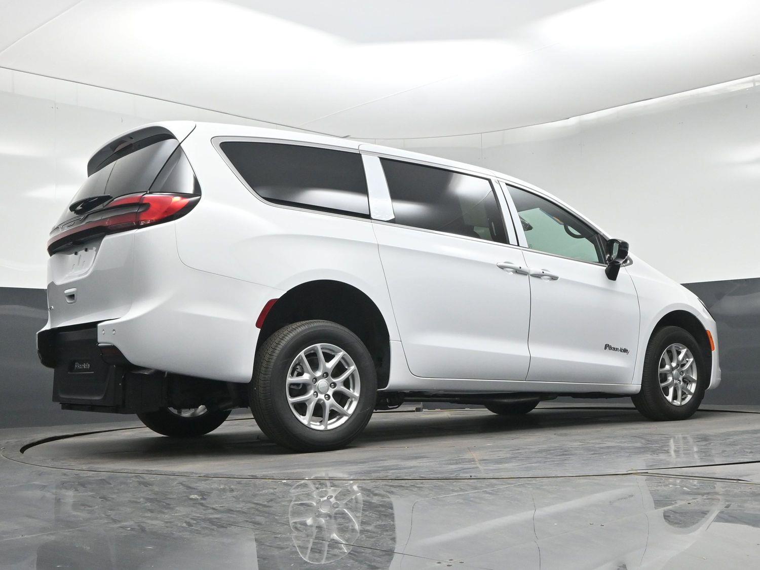 New 2027 Chrysler Pacifica Select