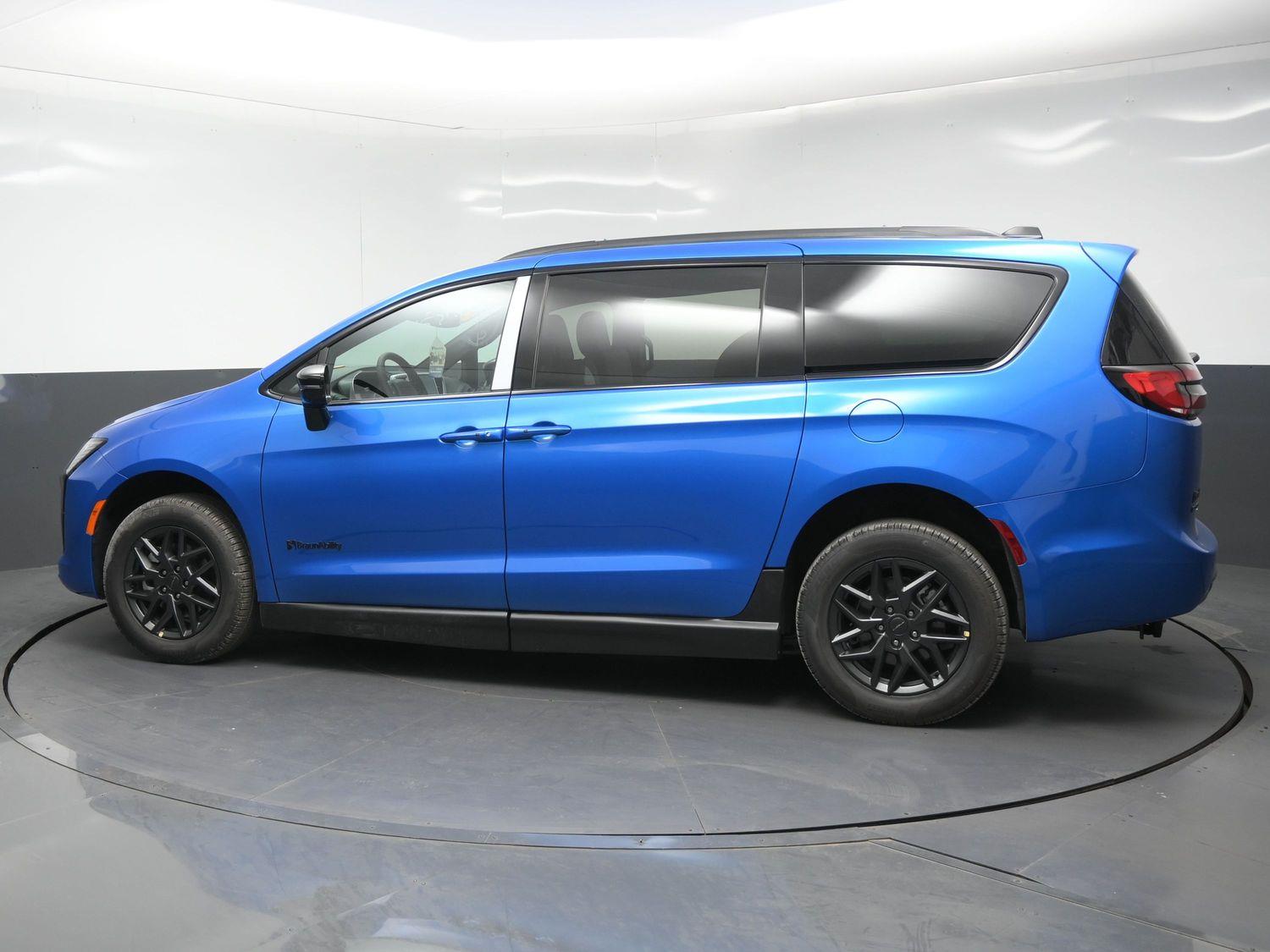 New 2027 Chrysler Pacifica Select