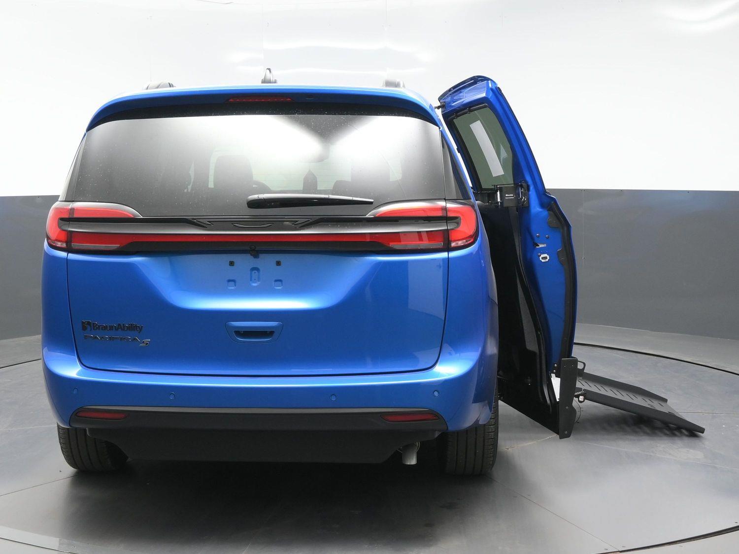 New 2027 Chrysler Pacifica Select