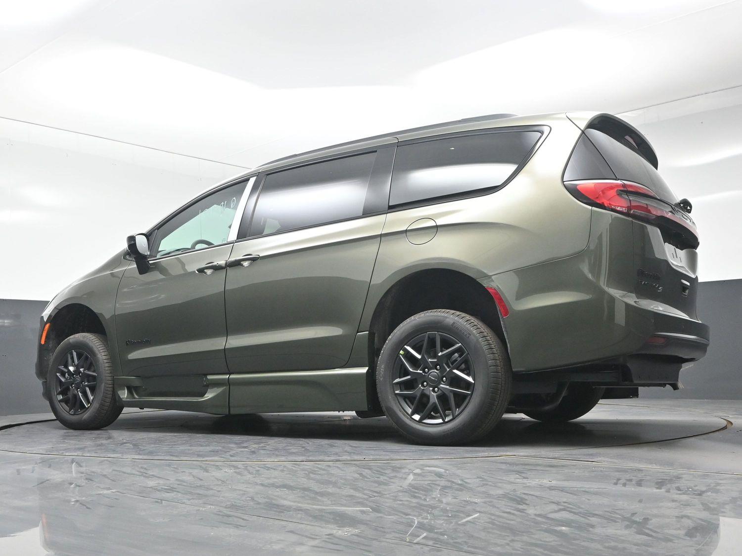 New 2027 Chrysler Pacifica Select