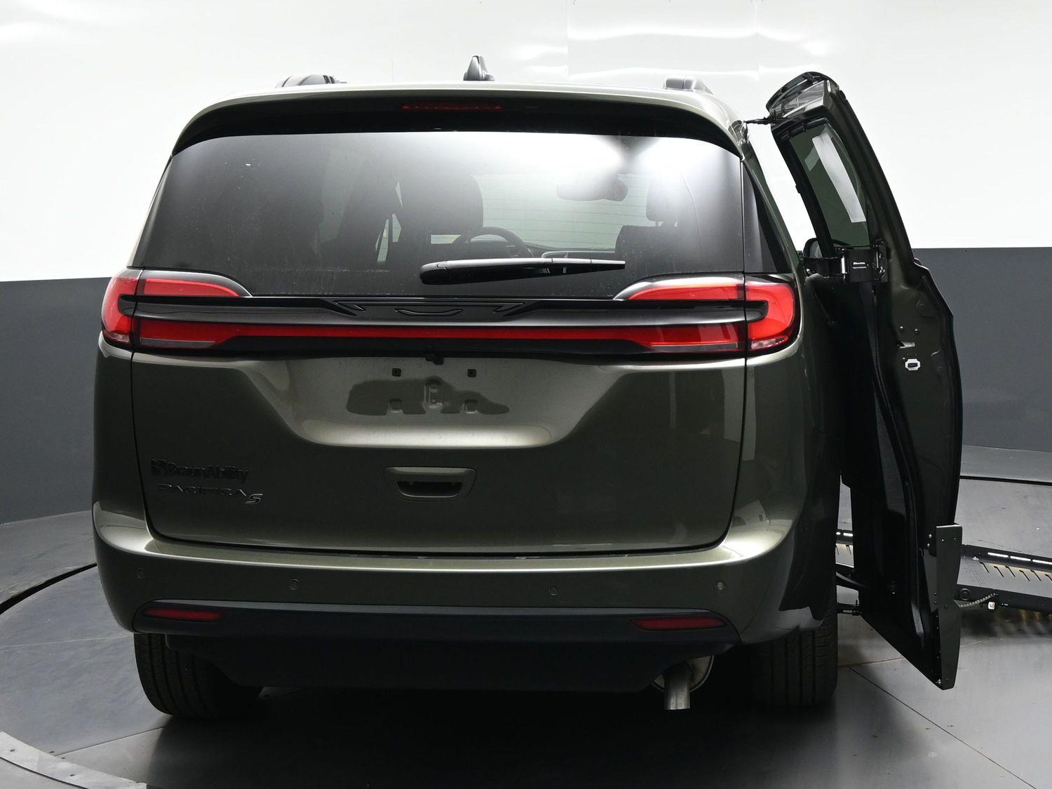 New 2027 Chrysler Pacifica Select