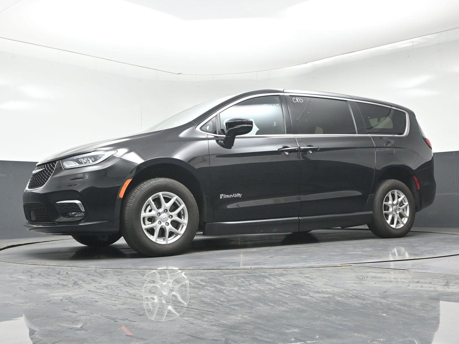 Certified Pre-Owned 2025 Chrysler Pacifica Select