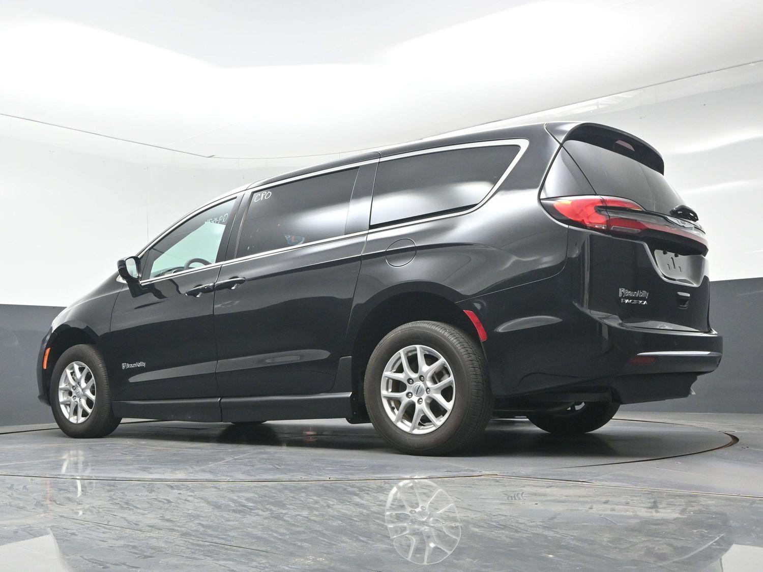 Certified Pre-Owned 2025 Chrysler Pacifica Select