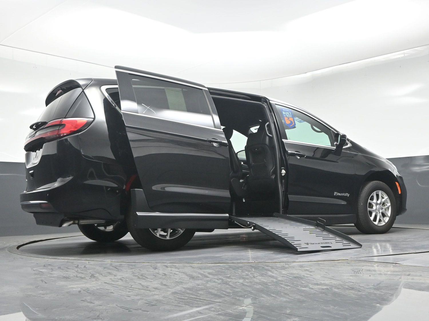 Certified Pre-Owned 2025 Chrysler Pacifica Select
