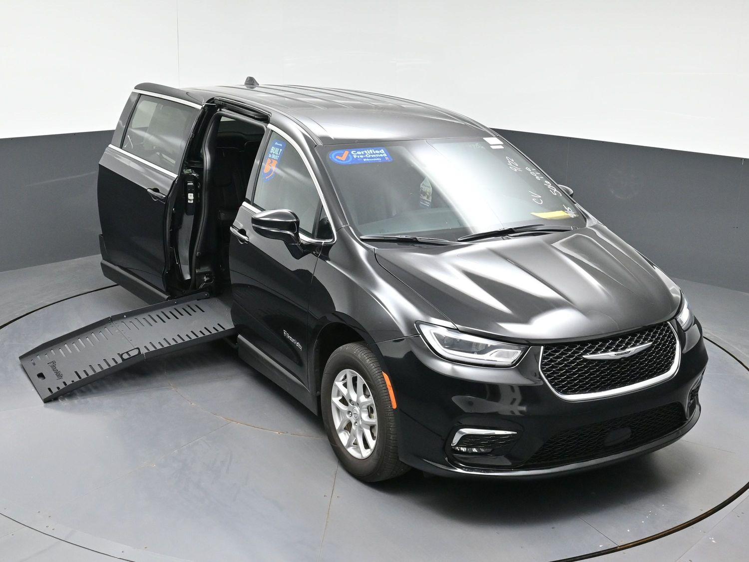 Certified Pre-Owned 2025 Chrysler Pacifica Select