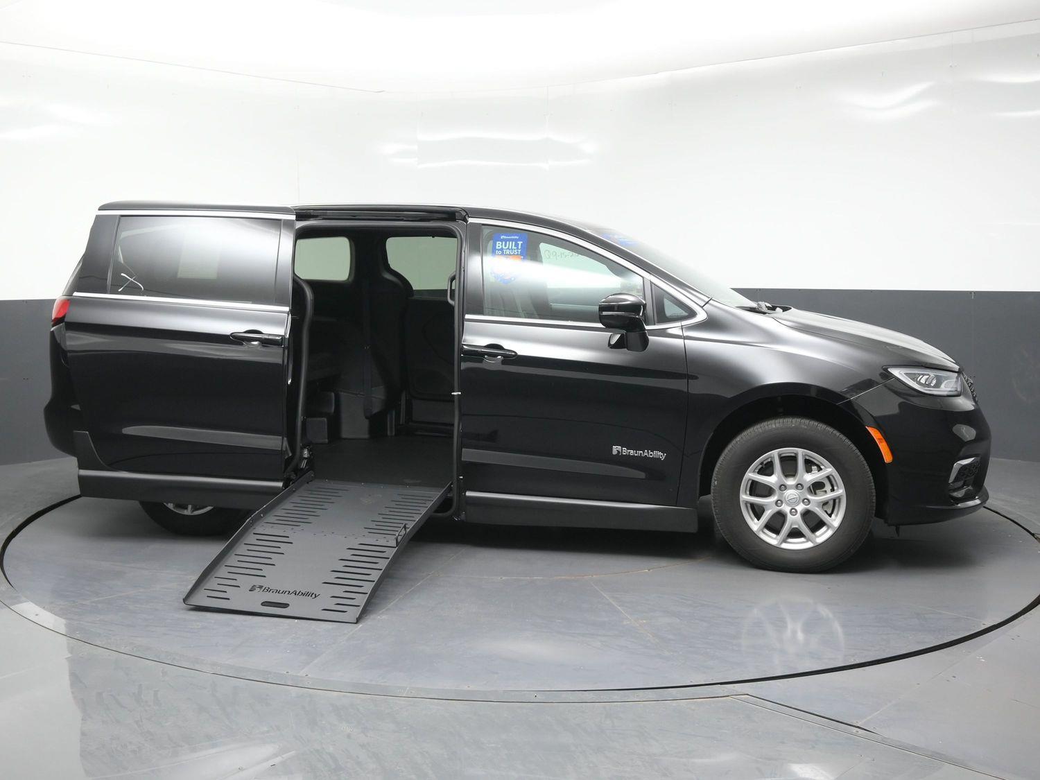 Certified Pre-Owned 2025 Chrysler Pacifica Select