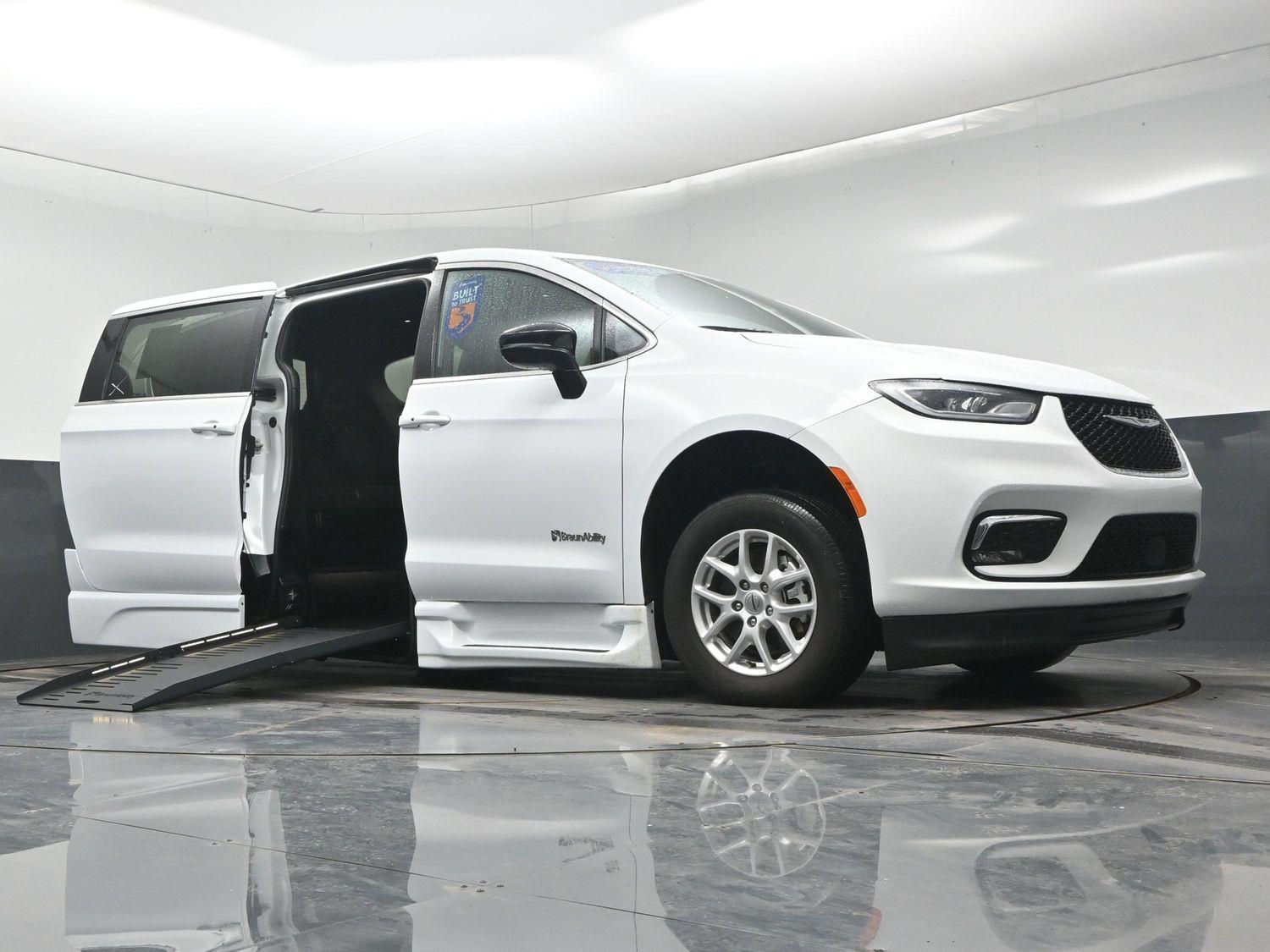 Certified Pre-Owned 2025 Chrysler Pacifica Select