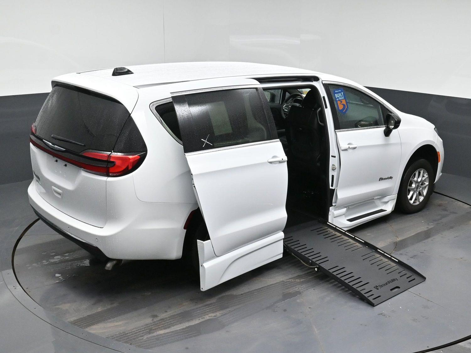 Certified Pre-Owned 2025 Chrysler Pacifica Select