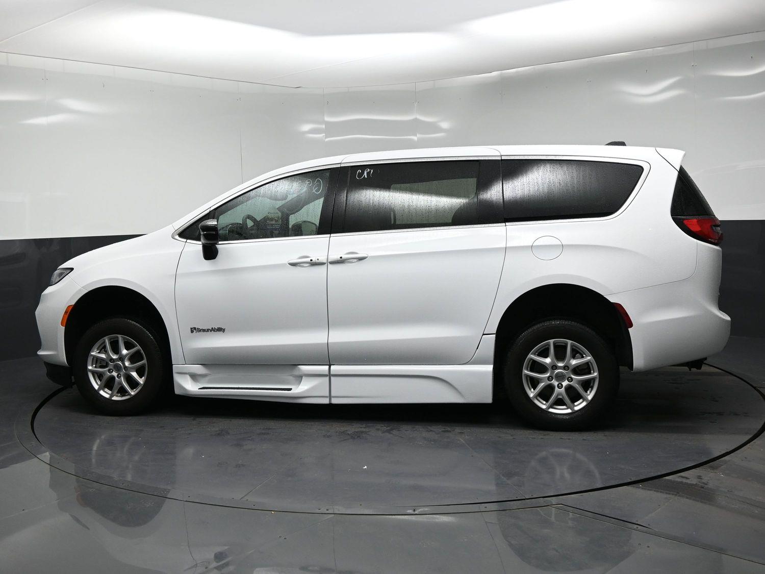 Certified Pre-Owned 2025 Chrysler Pacifica Select