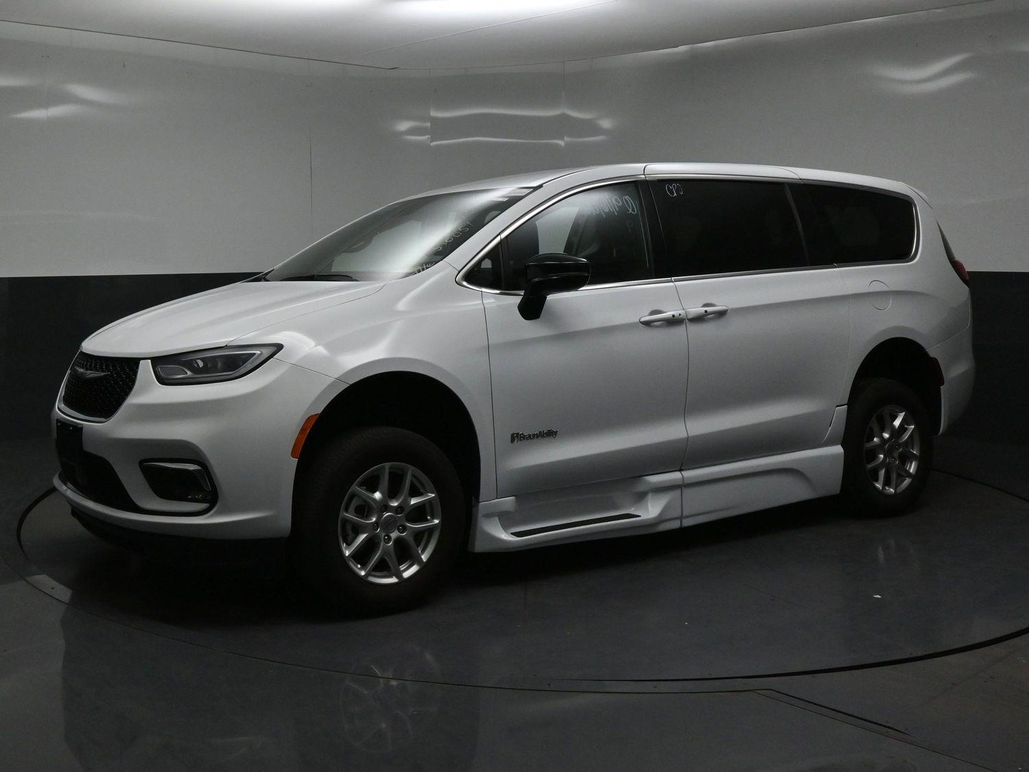 Certified Pre-Owned 2025 Chrysler Pacifica Select