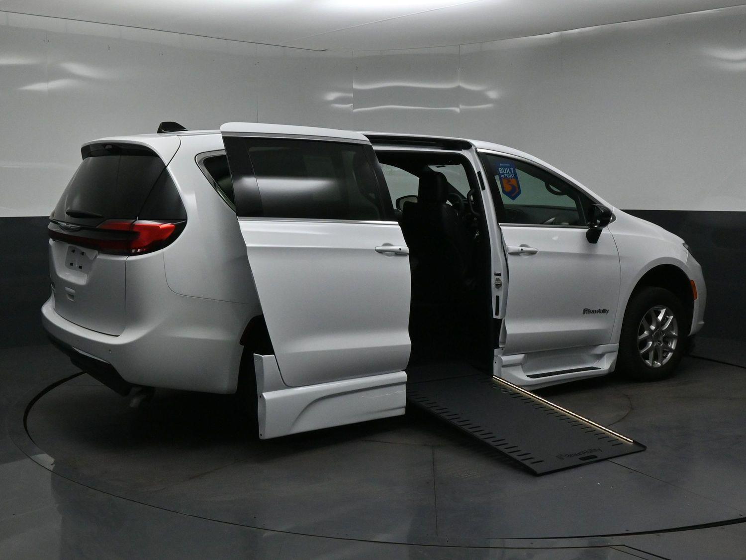 Certified Pre-Owned 2025 Chrysler Pacifica Select