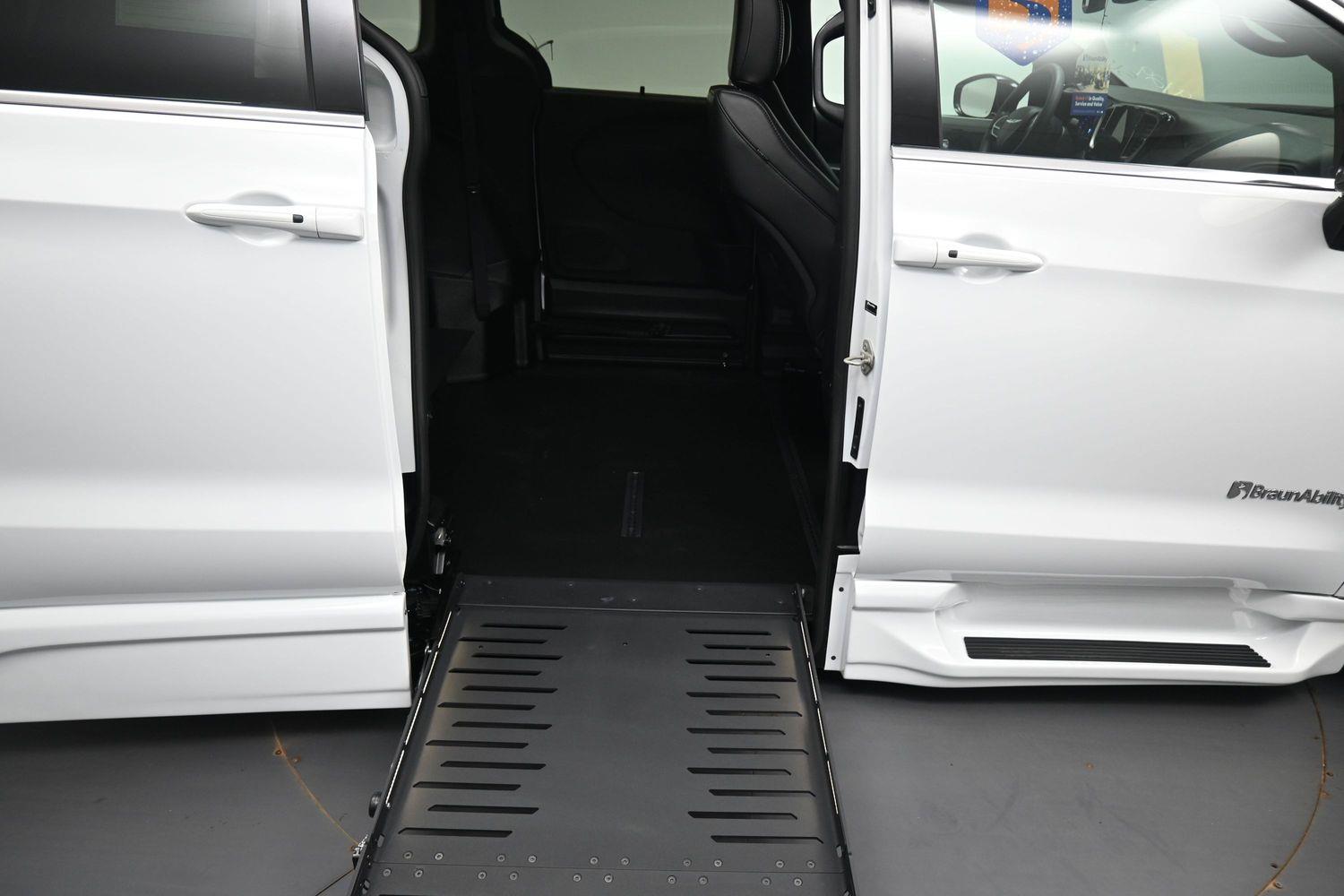 Certified Pre-Owned 2025 Chrysler Pacifica Select