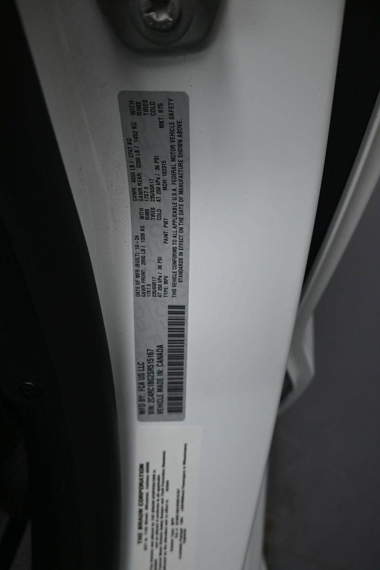 Certified Pre-Owned 2025 Chrysler Pacifica Select