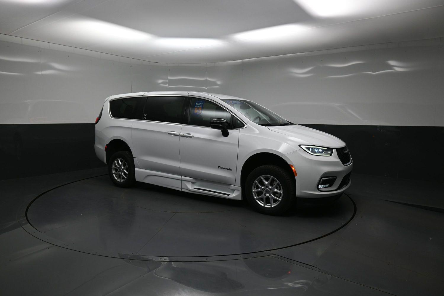 Certified Pre-Owned 2025 Chrysler Pacifica Select
