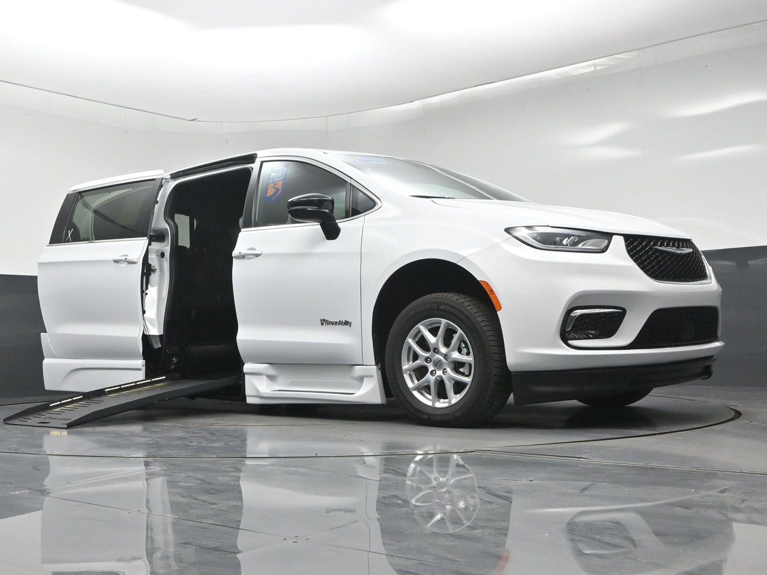 Certified Pre-Owned 2025 Chrysler Pacifica Select
