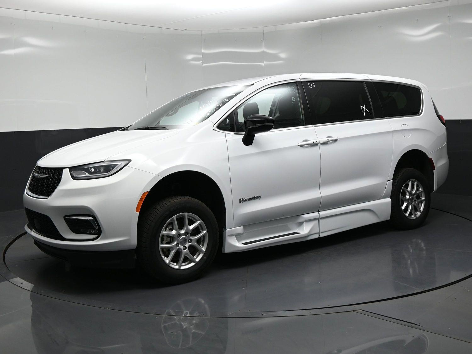 Certified Pre-Owned 2025 Chrysler Pacifica Select