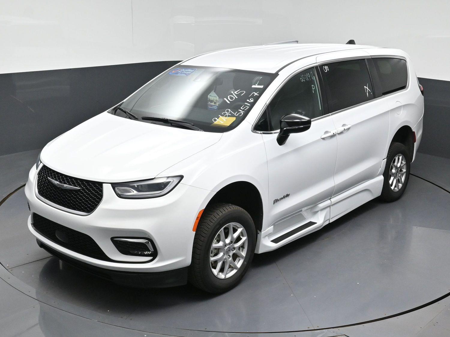 Certified Pre-Owned 2025 Chrysler Pacifica Select