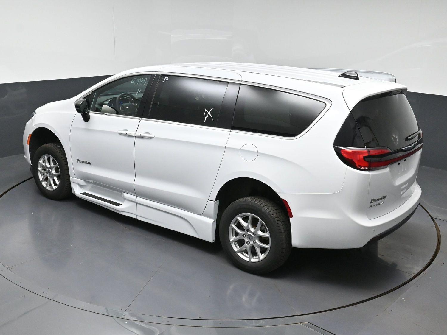 Certified Pre-Owned 2025 Chrysler Pacifica Select