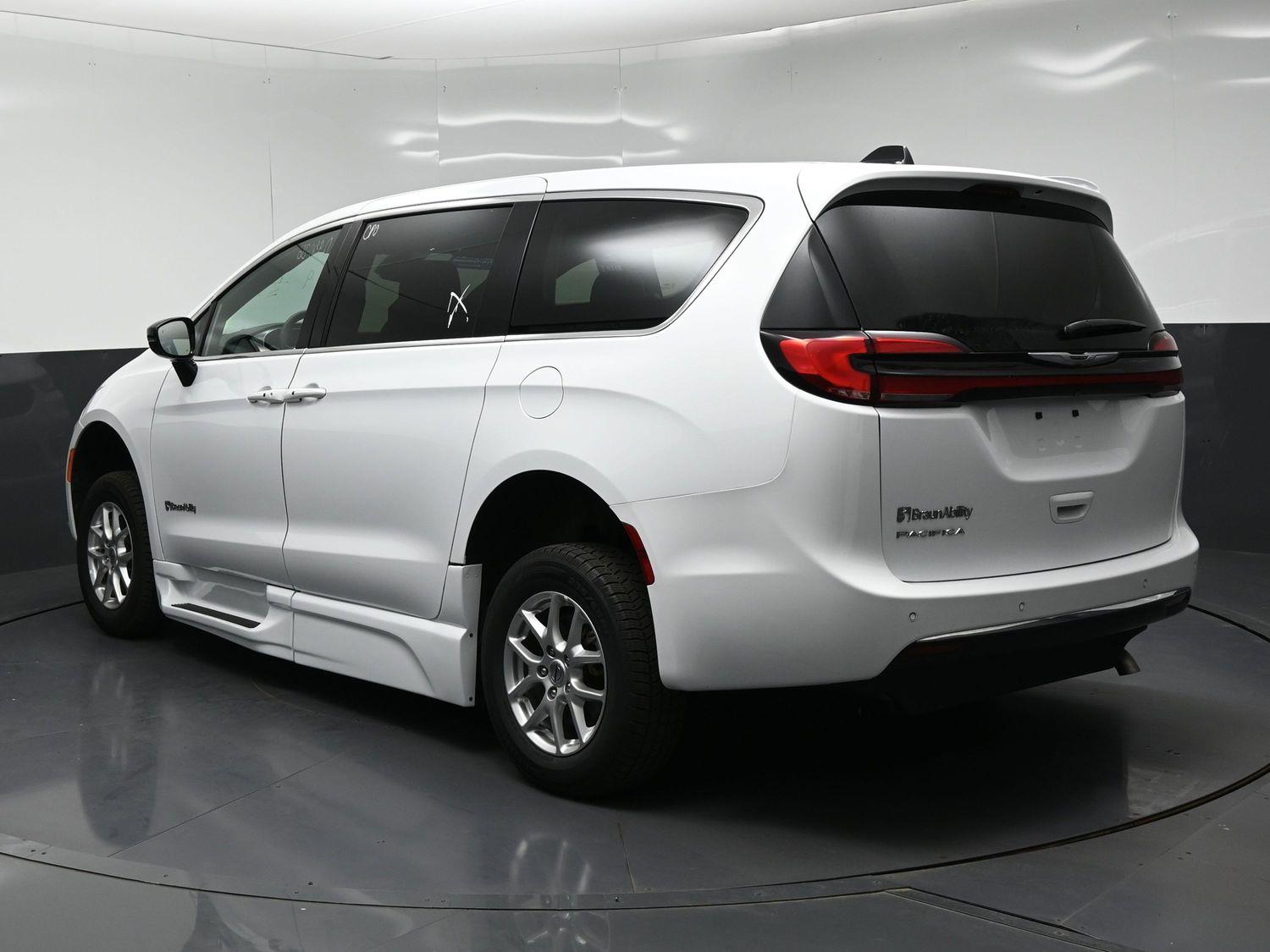 Certified Pre-Owned 2025 Chrysler Pacifica Select