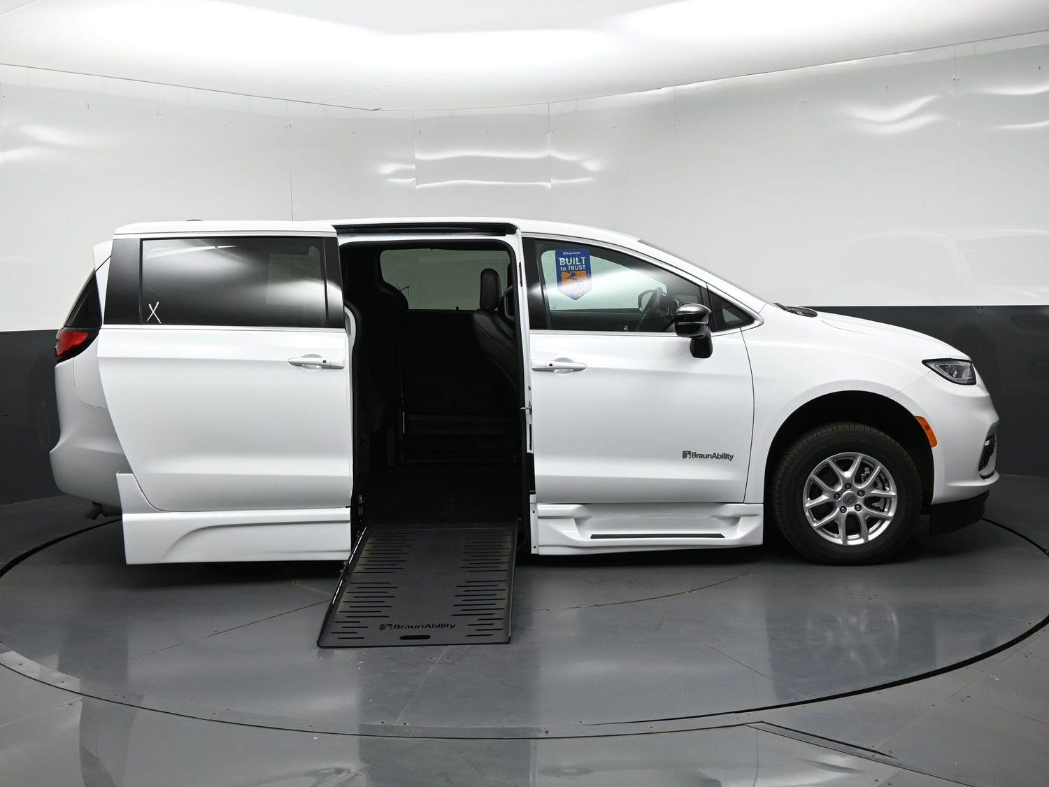 Certified Pre-Owned 2025 Chrysler Pacifica Select
