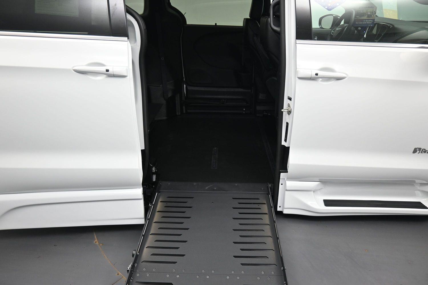 Certified Pre-Owned 2025 Chrysler Pacifica Select