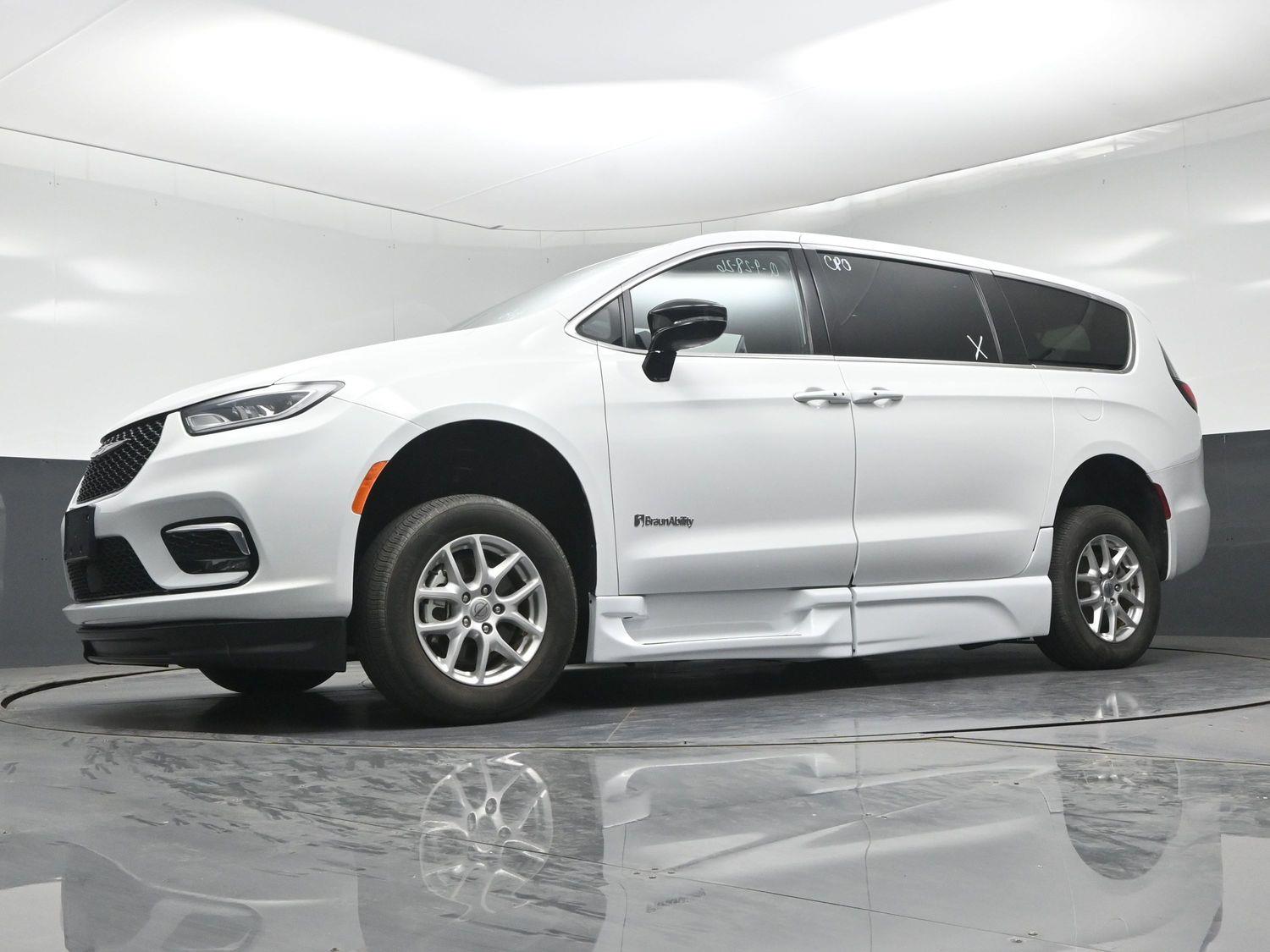 Certified Pre-Owned 2025 Chrysler Pacifica Select