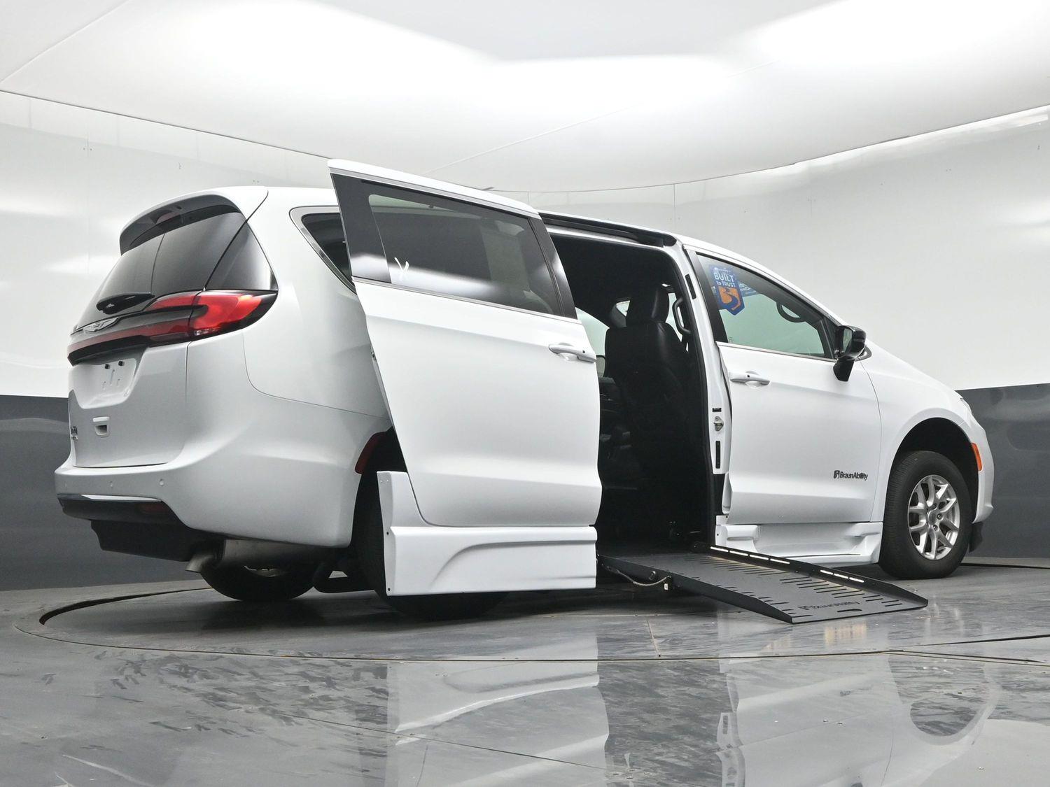 Certified Pre-Owned 2025 Chrysler Pacifica Select