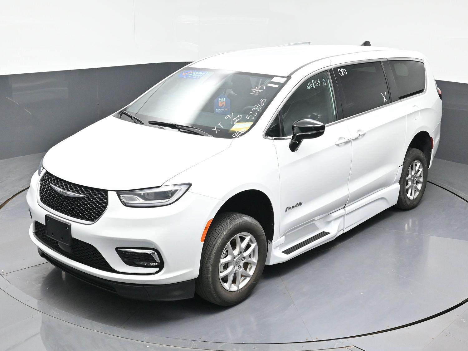 Certified Pre-Owned 2025 Chrysler Pacifica Select