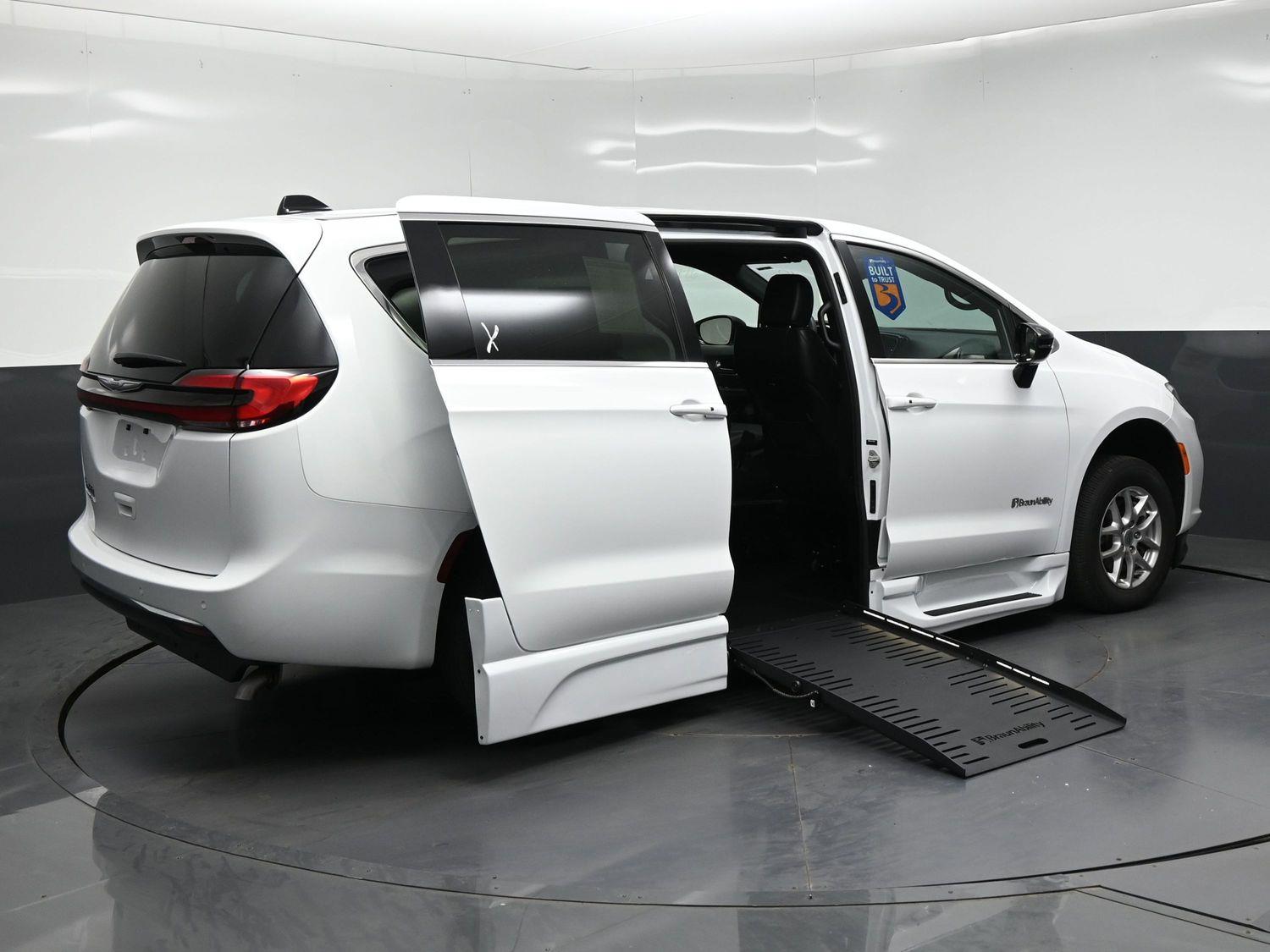 Certified Pre-Owned 2025 Chrysler Pacifica Select